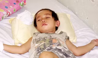 Bé Khang đang mê man tại BV Đa khoa Bình Thuận với tiên lượng mù, liệt sau mổ thoát vị bẹn