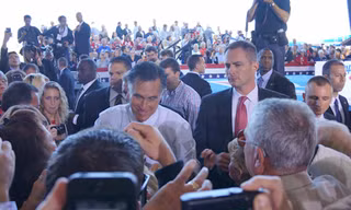 'Giáp mặt' ứng viên Tổng thống Romney tại Mỹ