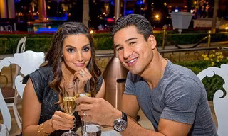 MC điển trai X Factor thản nhiên khoe quần rách đũng