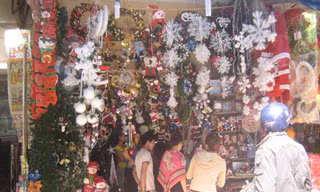 Nhiều đồ trang trí Noel 2010 đắt hơn, đẹp hơn