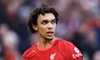 Hậu vệ Liverpool đạt cột mốc ấn tượng, chỉ thua Messi và Thomas Muller