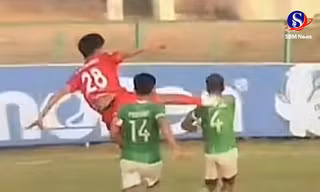 Video: Bay đá như Lý Tiểu Long vào mặt đối thủ, cầu thủ Campuchia bị CLB đuổi ngay 