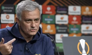 Mourinho mỉa mai Juventus: Bị loại ở Champions League thì đừng xuống đây đá 