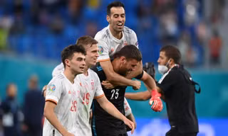 Thủ môn tỏa sáng, La Roja nhọc nhằn vào bán kết