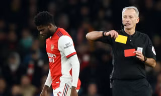 Arsenal nhận thẻ đỏ nhiều hơn số bàn thắng trong năm 2022