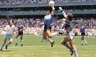 Quả bóng 'Bàn tay Chúa' của Maradona sẽ được bán với giá 68 tỷ đồng 
