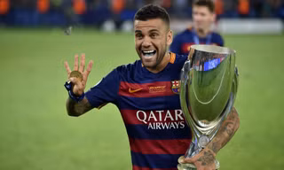 Dani Alves bất ngờ trở lại Barcelona thi đấu