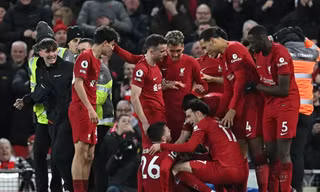 Robertson bị chấn thương vì CĐV Liverpool lao vào ăn mừng, HLV Klopp nổi điên 