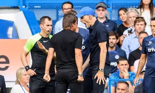 Suýt đánh nhau, HLV Tuchel đổ lỗi cho Conte: Hắn không nhìn vào mắt tôi! 
