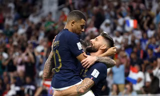 Cái ôm tình cảm của Mbappe và sự thừa nhận mà Giroud xứng đáng có 
