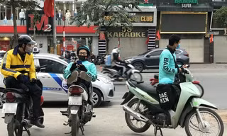 Trước làn sóng sa thải, tài xế xe công nghệ: 'Cùng lắm về quê… chăn bò'