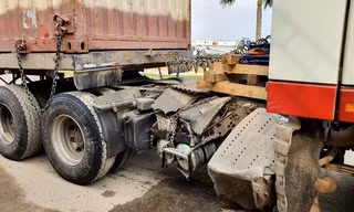 Vị trí xe container bị xe khách đâm ở giữa đầu xe và thùng sơ mi rơ moóc (Ảnh: Công Bính).