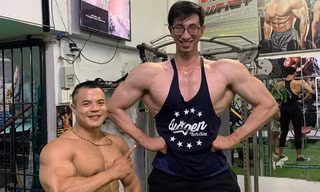 Hai anh em 'người khổng lồ' ở TPHCM: Không thể đi ô tô, người lạ kì thị