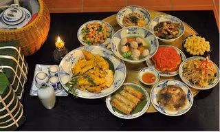 Miền Bắc người ta sẽ chuẩn bị canh mọc, gà, xôi, bánh chưng, nem, giò lụa,...