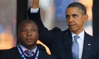 Phiên dịch viên giả đứng cạnh Tổng thống Mỹ Barack Obama trong lễ tang ông Nelson Mandela