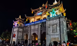 Sửng sốt với dòng người đổ về đón Noel ở nhà thờ Phát Diệm 