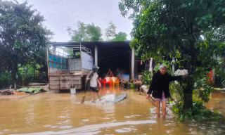 Người dân Quảng Trị mòn mỏi chờ lũ rút để được nấu cơm