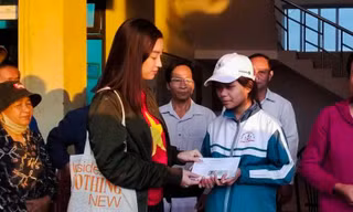 Dang tay ôm lấy đồng bào vùng bão lũ