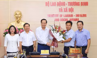 Lãnh đạo Bộ Lao động - Thương binh và xã hội chúc mừng đồng chí Lê Quân.