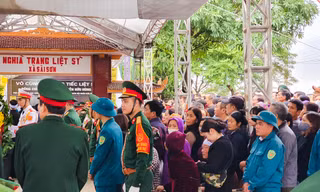 Xúc động hình ảnh người dân đẩy xe lăn đến viếng Thiếu tướng Nguyễn Hữu Hùng
