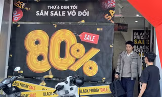 Treo biển khuyến mãi tới 80%, các cửa hàng vẫn vắng khách ngày Black Friday