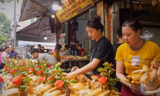 Gà ngậm hoa hồng là mặt hàng bán chạy nhất ở chợ Hàng Bè, phố Gia Ngư (quận Hoàn Kiếm, Hà Nội) dịp Rằm tháng Bảy.