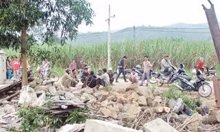 Ôtô đâm vào sân, nam sinh lớp 9 tử nạn