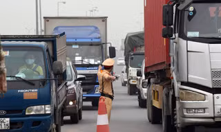 CSGT phối hợp liên ngành kiểm soát phương tiện ra vào tỉnh Bắc Ninh