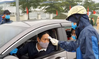 CSGT phối hợp liên ngành kiểm tra thân nhiệt tài xế trên cao tốc