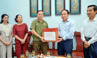 Bí thư Thành ủy Hải Phòng Lê Tiến Châu thăm, tặng quà gia đình liệt sỹ 
