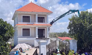 Dỡ căn biệt thự 'hoành tráng' xây trái phép trên đất nông nghiệp