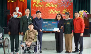 Ngân hàng BIDV và Báo Tiền Phong tặng quà Tết thương bệnh binh tỉnh Thái Bình