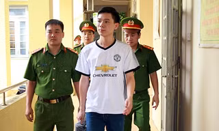 Bác sĩ Hoàng Công Lương tại cơ quan điều tra.