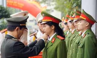Thứ trưởng Nguyễn Văn Sơn gắn quân hàm cho tân sĩ quan Học viện Cảnh sát.