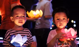 Phật tử nhí thả đèn hoa đăng mùa vu lan báo hiếu