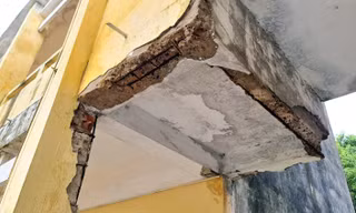 Trường xuống cấp nghiêm trọng, hàng trăm học sinh Hải Dương 'rồng rắn' đi học nhờ