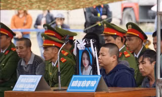 Người thân mang di ảnh nữ sinh tới tòa.