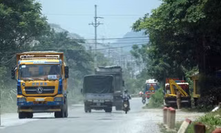 Hàng loạt xe tải 'hổ vồ' vượt chốt CSGT vùng ven phía Tây Hà Nội 