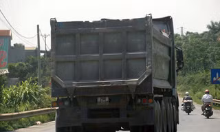 Cận cảnh xe quá khổ 'đại náo' vùng ven Hà Nội 