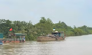 Khai thác cát trái phép, 5 người bị tịch thu tàu, phạt hơn 120 triệu đồng