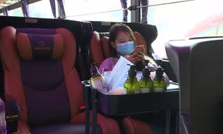 Xe khách trang bị cồn rửa tay, khẩu trang cho khách phòng dịch corona