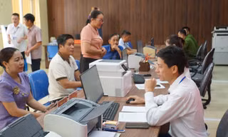 Đặc khu Cát Hải làm xuyên trưa hỗ trợ thủ tục cho người dân trên đảo