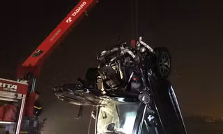 Tìm thấy 2 thi thể trong vụ Mercedes lao xuống sông Hồng