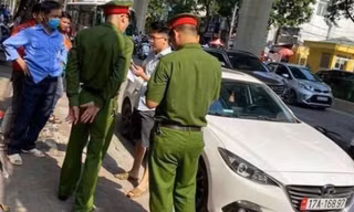 Cảnh sát làm việc với tài xế chống người thi hành công vụ.