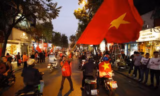 Người dân thủ đô ăn mừng chiến thắng trận bán kết trước U23 Qatar ngày 23/1. Ảnh: Như Ý
