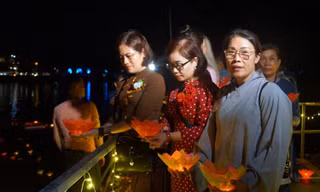 Hải Phòng: Thả hoa đăng tưởng nhớ các chiến sỹ tàu không số
