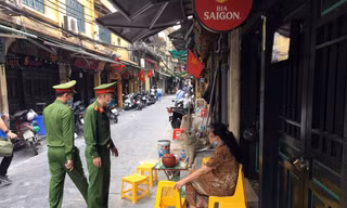 Công an quận Hoàn Kiếm tuần tra, nhắc nhở người dân thực hiện công tác phòng chống dịch COVID-19.
