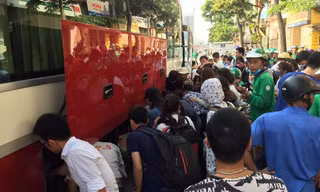 Né CSGT, ô tô dừng giữa đường trả khách, giao thông Hà Nội tê liệt