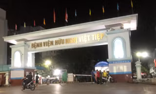 Cảnh sát được huy động đảm bảo trật tự trước cổng Bệnh viện Hữu nghị Việt Tiệp tối 6/7.