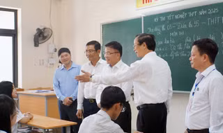 Phó Thủ tướng Lê Thành Long dặn dò học sinh Hải Phòng trước ngày thi tốt nghiệp 